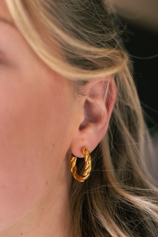 Lola gedraaide hoop oorbellen